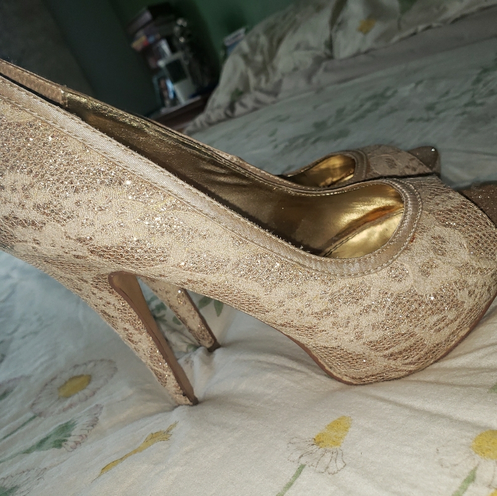 BEAUTIFUL PUMP! WORE ONCE ON MY WEDDING DAY